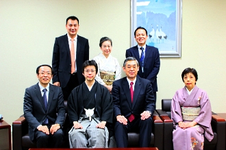 日本大使館での集合写真