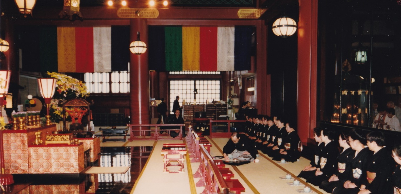 献香の様子（浅草寺本堂）